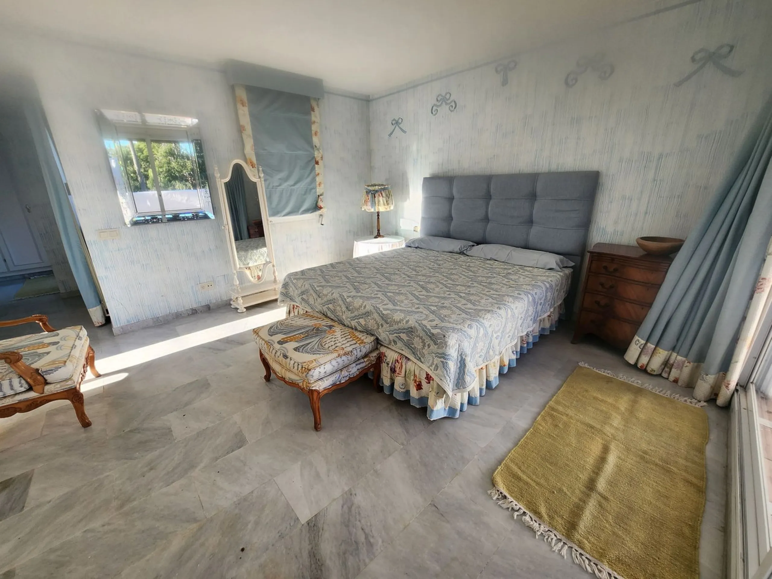 Large duplex penthouse apartment located in one of the most sought-after developments in Guadalmina Baja, Alhambradel Golf 1, offering a unique setting surrounded by lush tropical gardens and paddle tennis courts. The community has an exceptional pool com