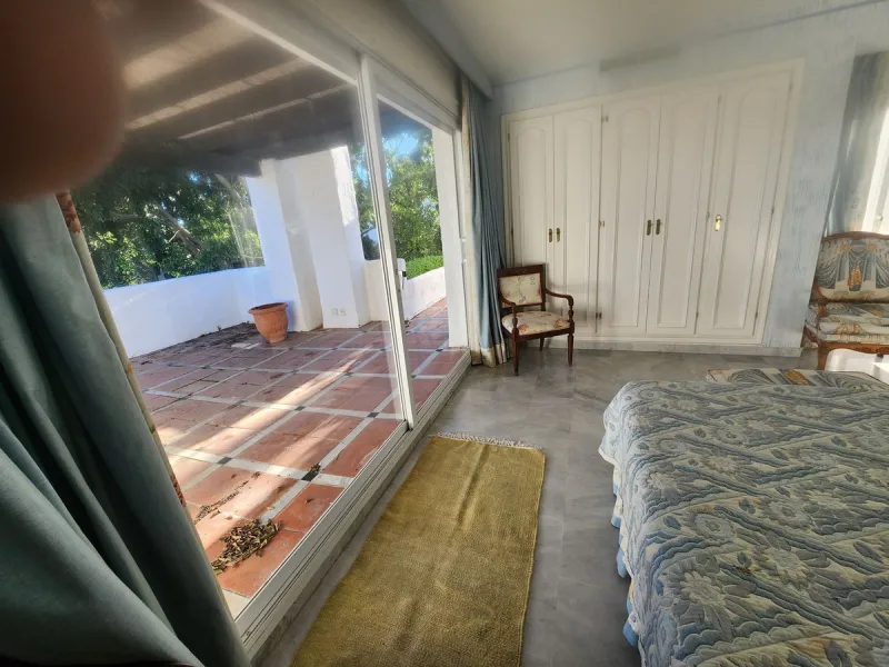 Large duplex penthouse apartment located in one of the most sought-after developments in Guadalmina Baja, Alhambradel Golf 1, offering a unique setting surrounded by lush tropical gardens and paddle tennis courts. The community has an exceptional pool com