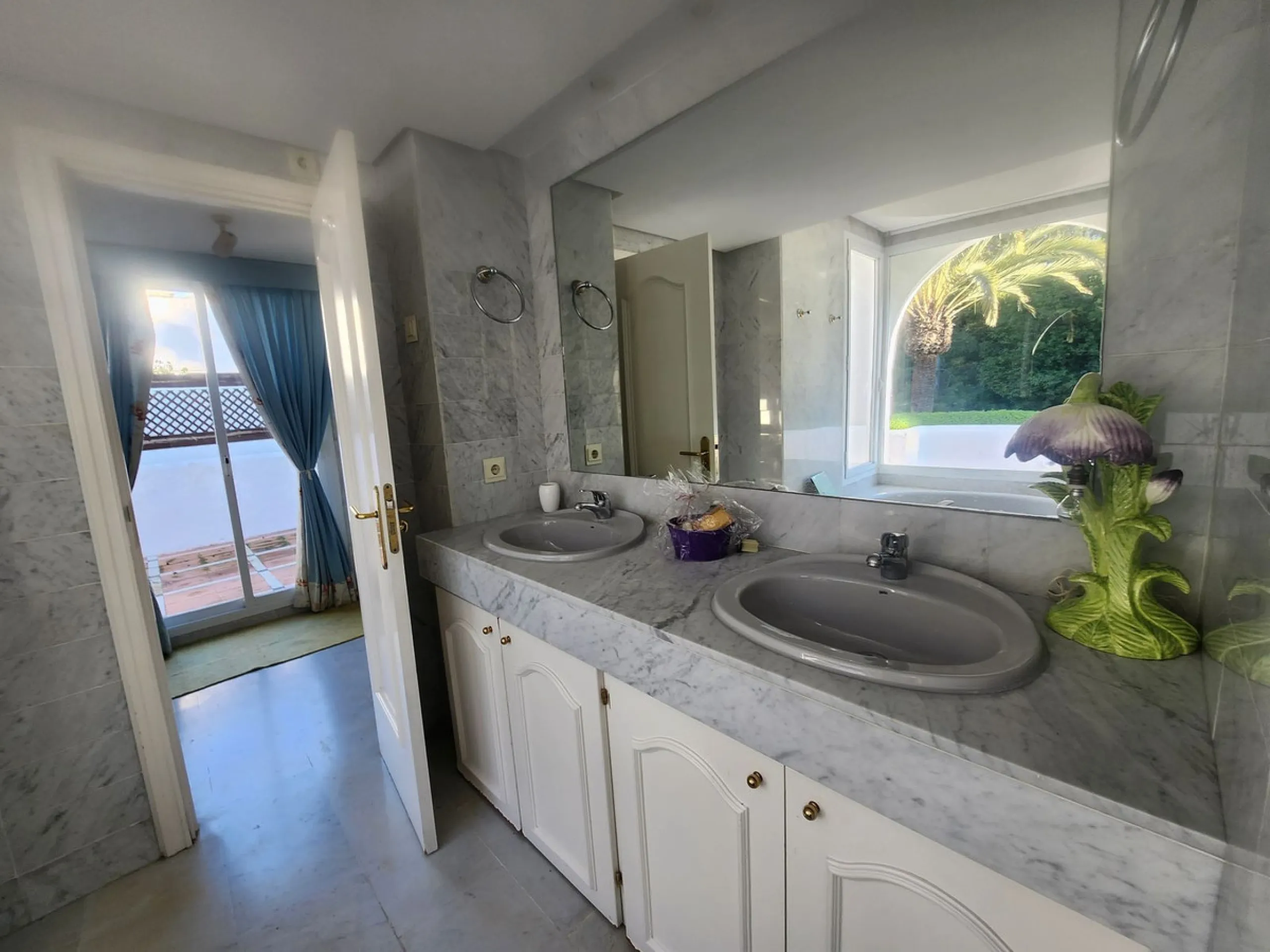 Large duplex penthouse apartment located in one of the most sought-after developments in Guadalmina Baja, Alhambradel Golf 1, offering a unique setting surrounded by lush tropical gardens and paddle tennis courts. The community has an exceptional pool com