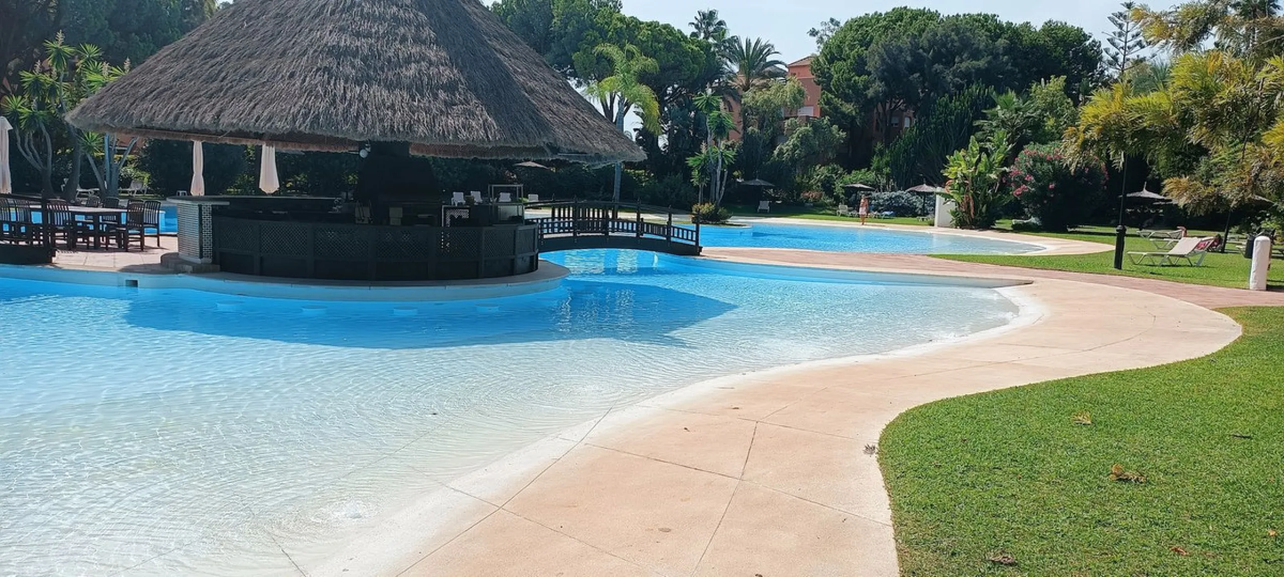 Large duplex penthouse apartment located in one of the most sought-after developments in Guadalmina Baja, Alhambradel Golf 1, offering a unique setting surrounded by lush tropical gardens and paddle tennis courts. The community has an exceptional pool com