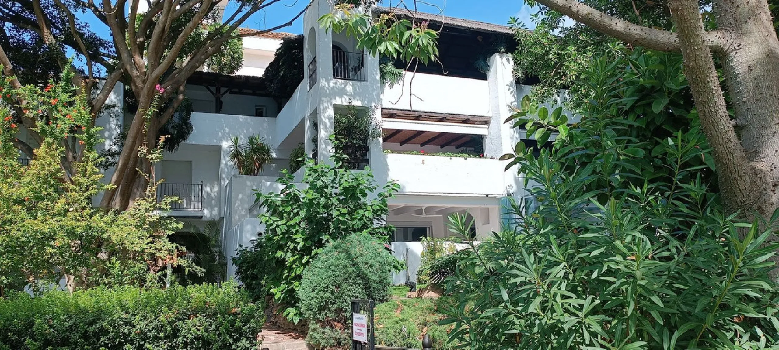 Large duplex penthouse apartment located in one of the most sought-after developments in Guadalmina Baja, Alhambradel Golf 1, offering a unique setting surrounded by lush tropical gardens and paddle tennis courts. The community has an exceptional pool com