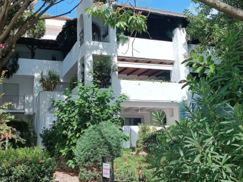 Large duplex penthouse apartment located in one of the most sought-after developments in Guadalmina Baja, Alhambradel Golf 1, offering a unique setting surrounded by lush tropical gardens and paddle tennis courts. The community has an exceptional pool com