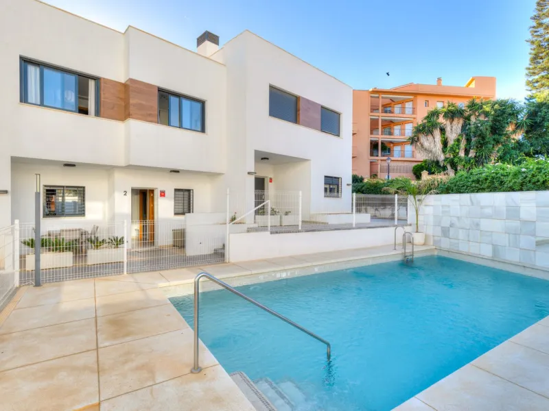 House - Townhouse в продаже в Fuengirola, Málaga. В доме 3 спален и 3 ванных комнат. Площадь дома 214 м²
