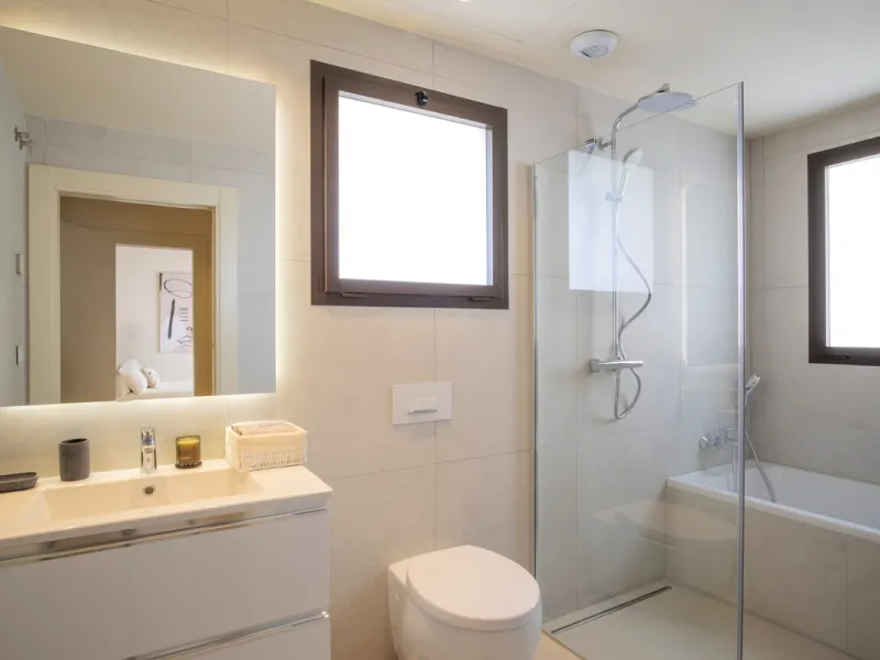 *** Spectacular Luxury Detached Villa on The New Golden Mile, Estepona *** Corner: Maximum Privacy *** 5 Bedrooms and 4 Bathrooms *** Spacious Terraces *** Private Garden with Jacuzzi and Swimming Pool *** BAsement with Windows and Bathroom *** Beachfront