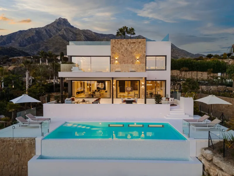 Zeitgenössische Designervilla mit Spa im Marbella Hill Club