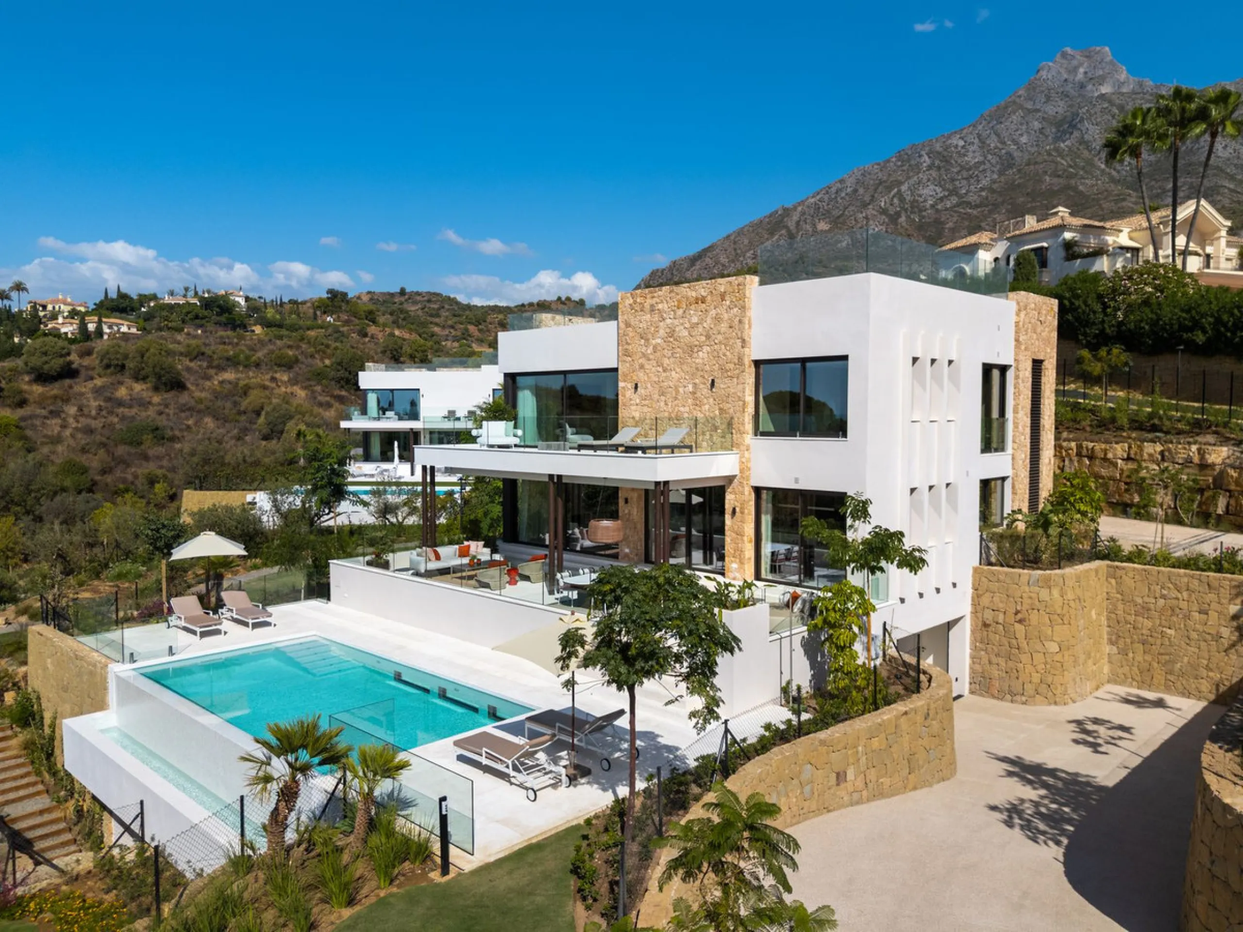 Zeitgenössische Designervilla mit Spa im Marbella Hill Club