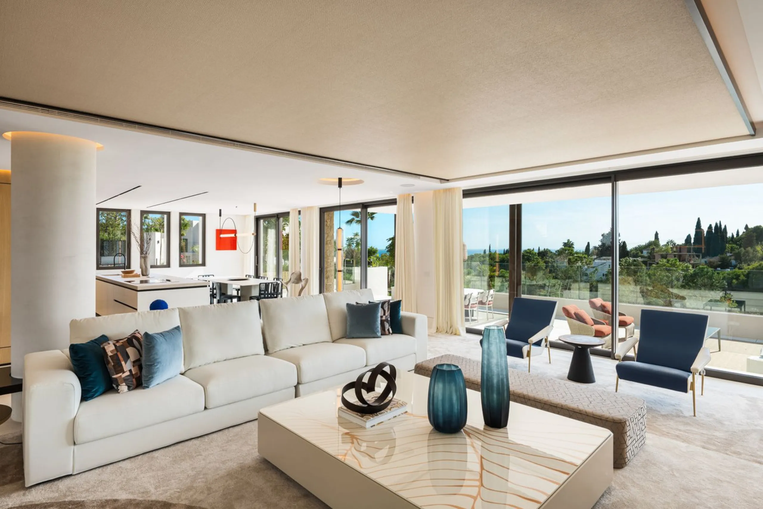Zeitgenössische Designervilla mit Spa im Marbella Hill Club