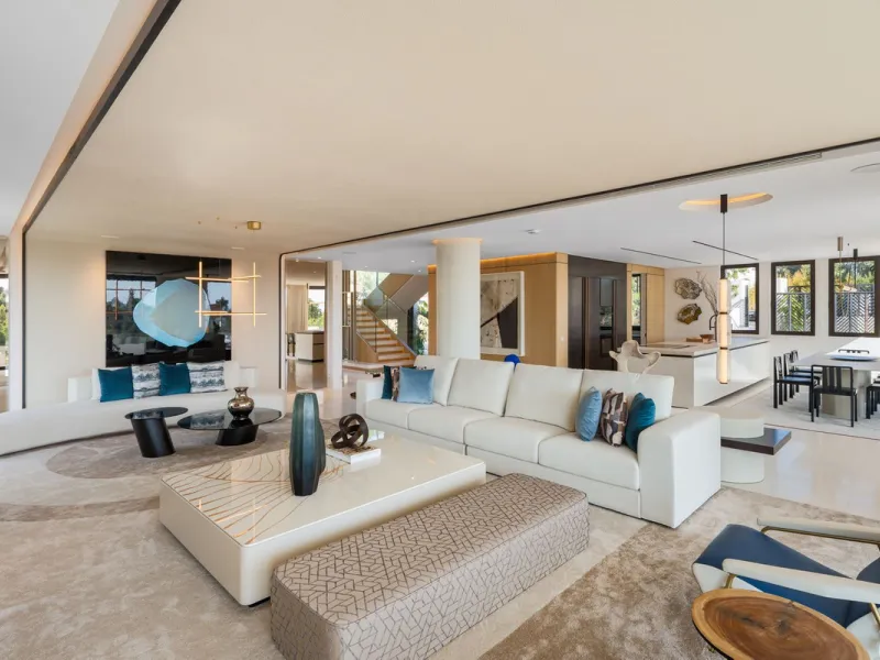 Zeitgenössische Designervilla mit Spa im Marbella Hill Club