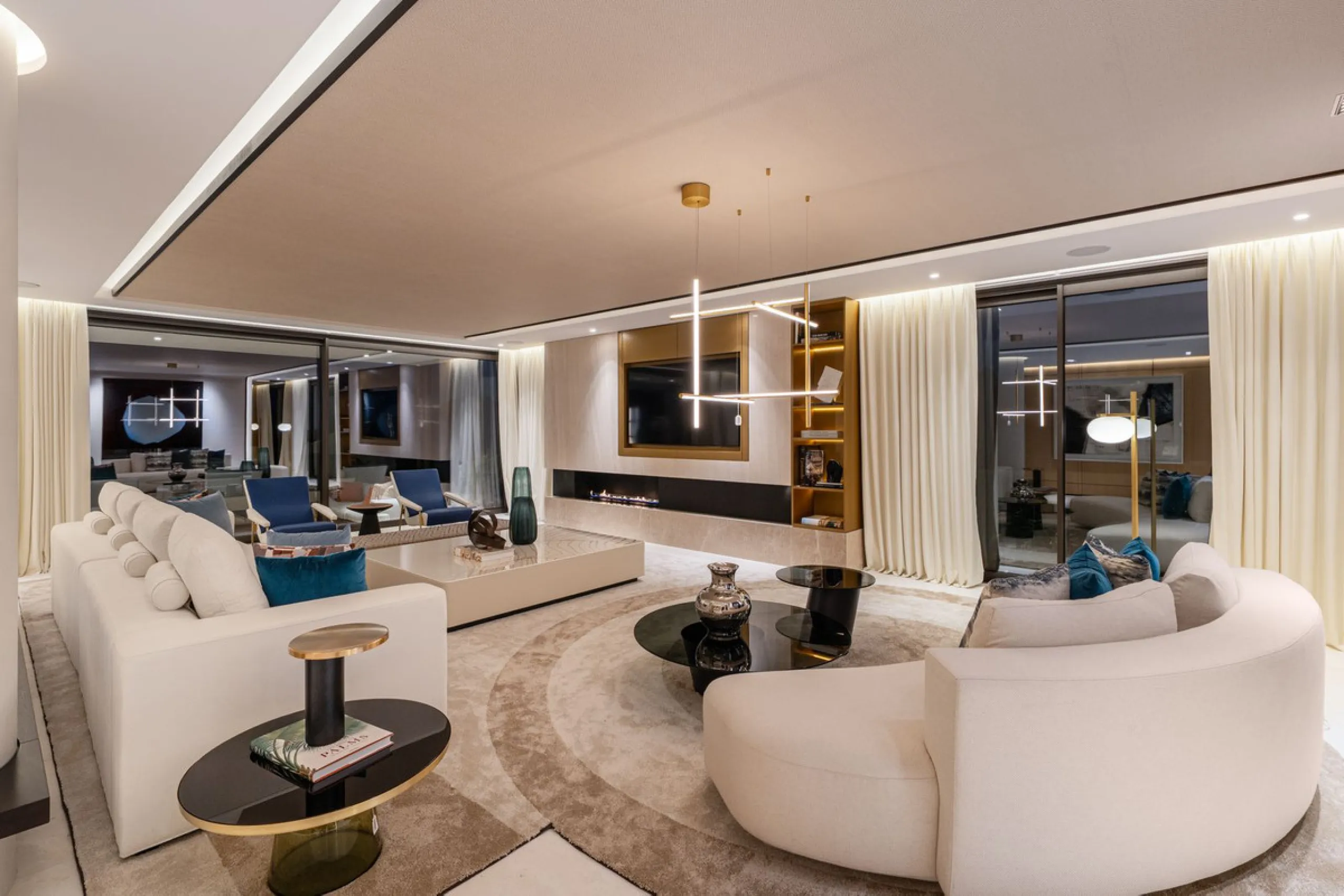 Zeitgenössische Designervilla mit Spa im Marbella Hill Club