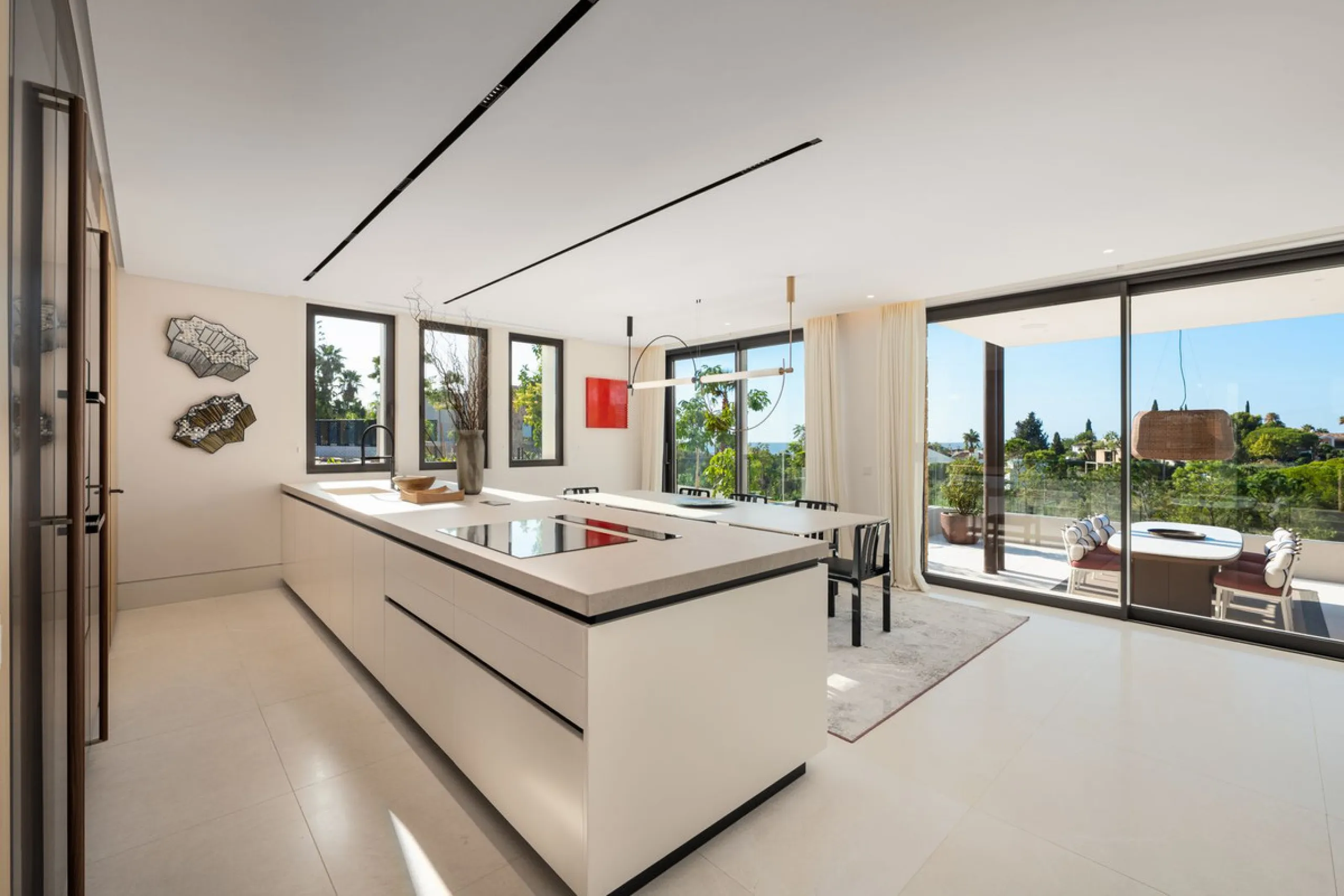 Zeitgenössische Designervilla mit Spa im Marbella Hill Club