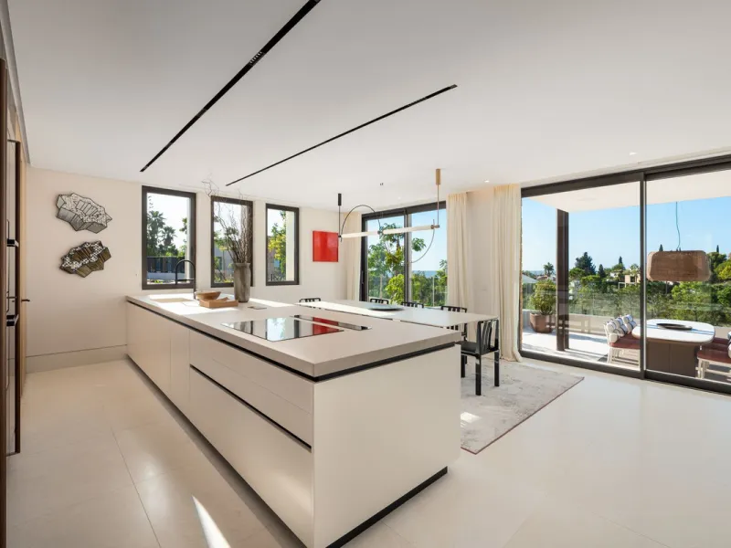 Zeitgenössische Designervilla mit Spa im Marbella Hill Club