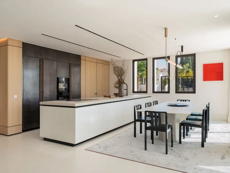Zeitgenössische Designervilla mit Spa im Marbella Hill Club