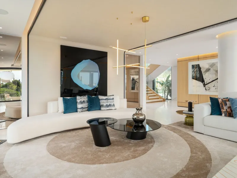Zeitgenössische Designervilla mit Spa im Marbella Hill Club