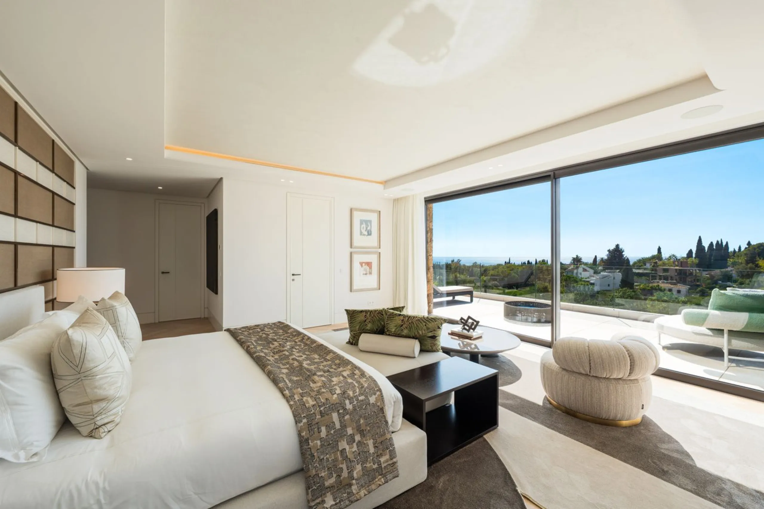 Zeitgenössische Designervilla mit Spa im Marbella Hill Club