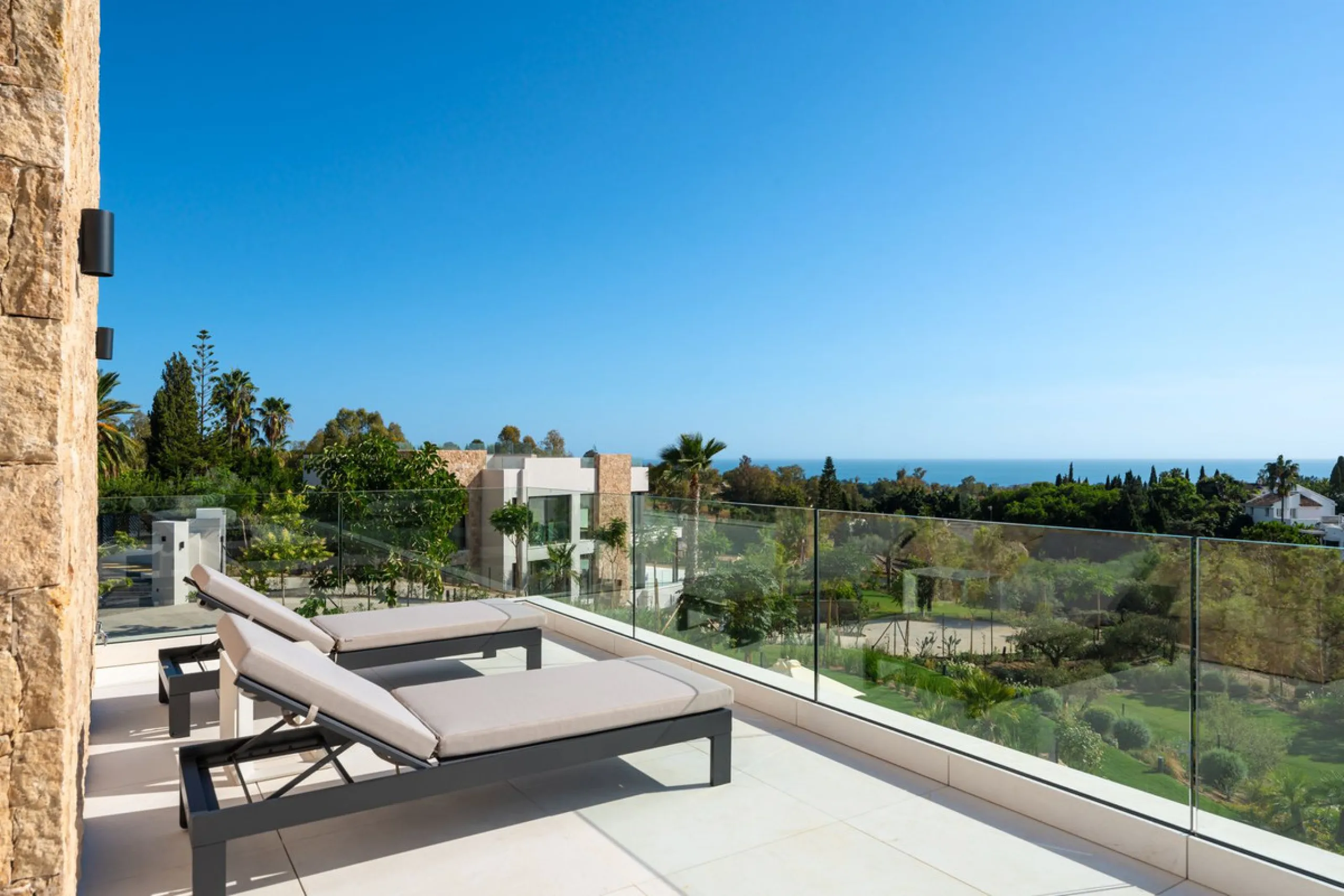 Zeitgenössische Designervilla mit Spa im Marbella Hill Club