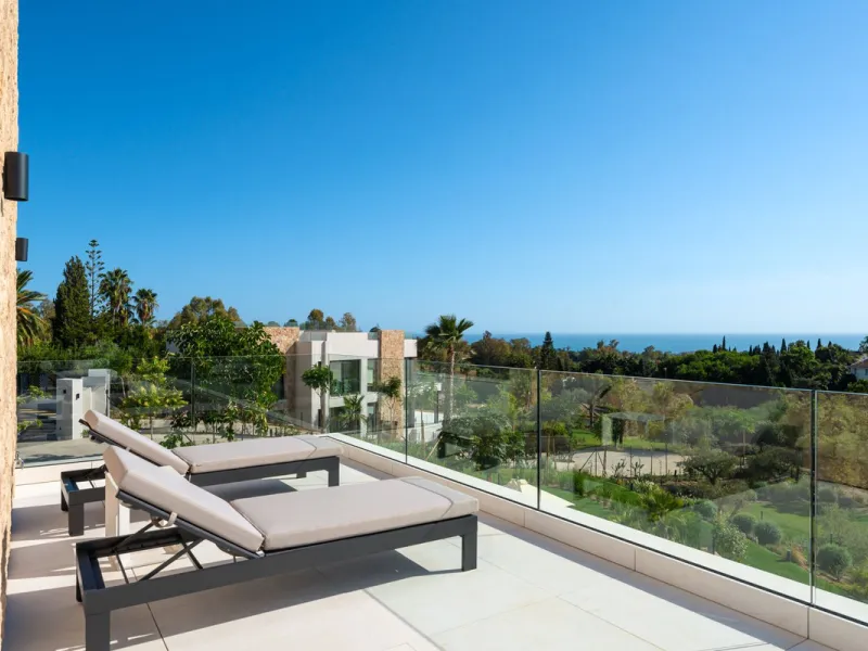 Zeitgenössische Designervilla mit Spa im Marbella Hill Club