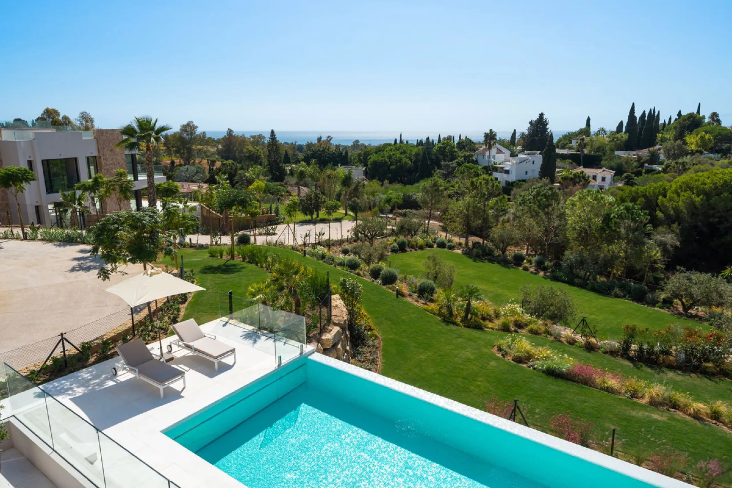 Zeitgenössische Designervilla mit Spa im Marbella Hill Club