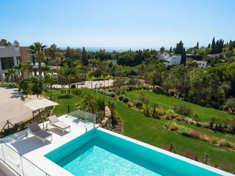 Zeitgenössische Designervilla mit Spa im Marbella Hill Club