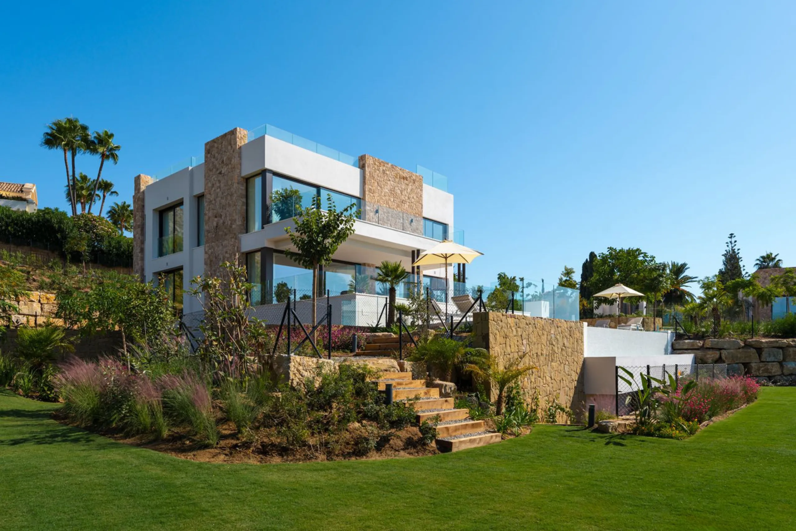 Zeitgenössische Designervilla mit Spa im Marbella Hill Club