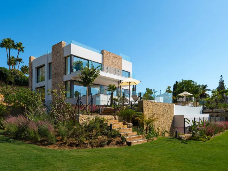 Zeitgenössische Designervilla mit Spa im Marbella Hill Club