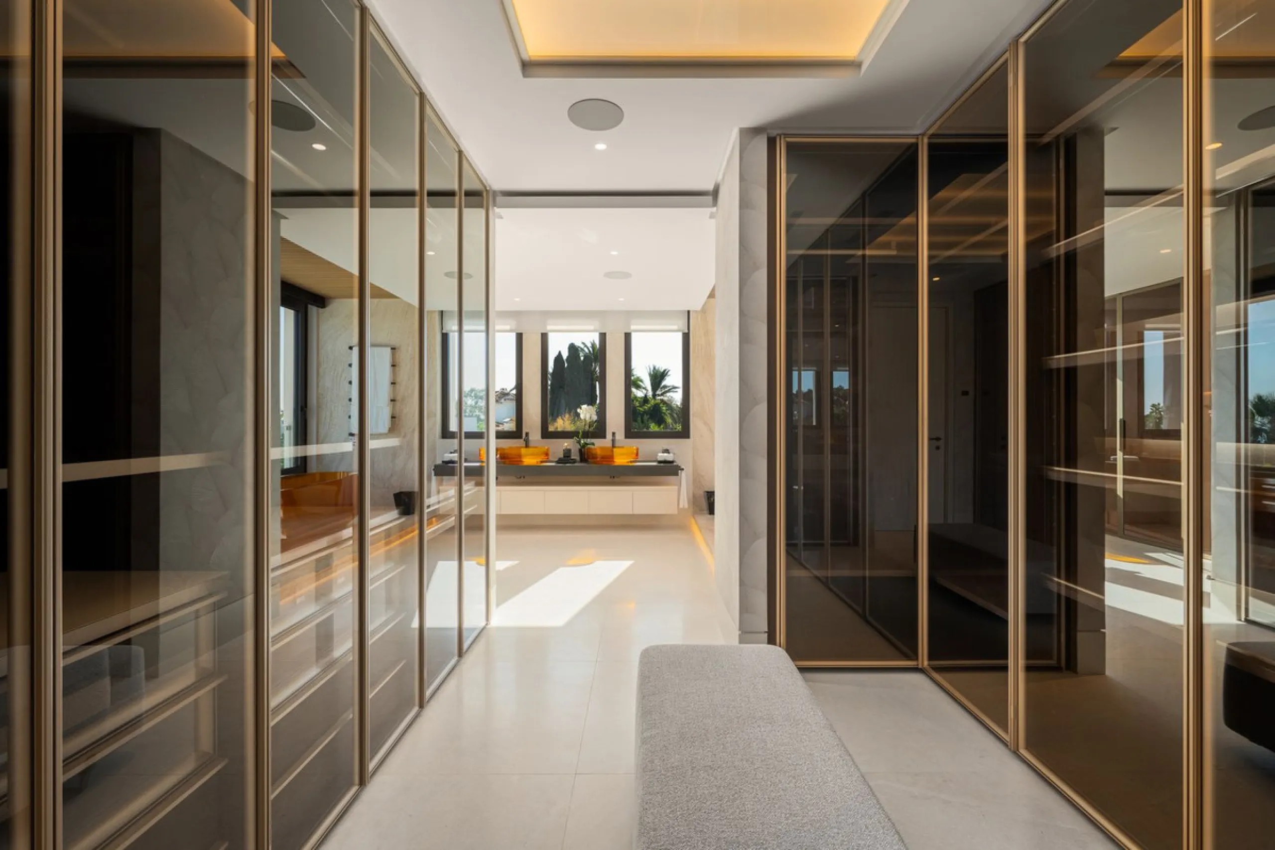 Zeitgenössische Designervilla mit Spa im Marbella Hill Club