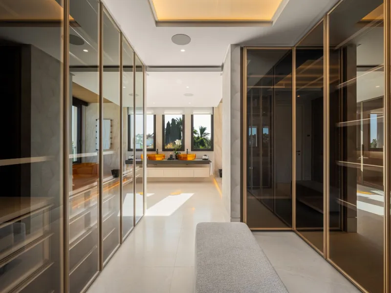 Zeitgenössische Designervilla mit Spa im Marbella Hill Club