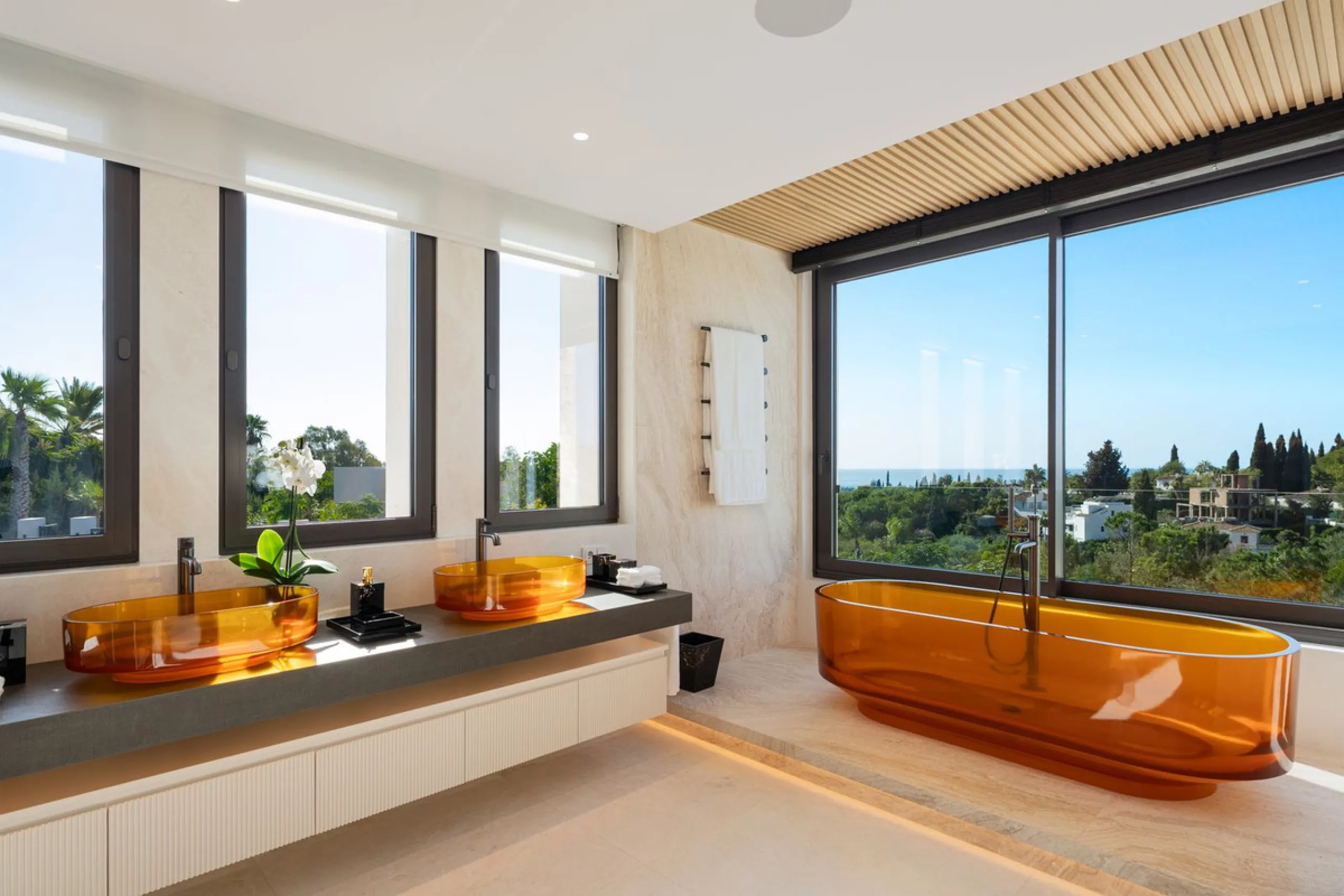 Zeitgenössische Designervilla mit Spa im Marbella Hill Club