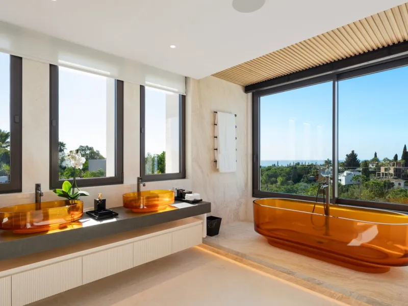 Zeitgenössische Designervilla mit Spa im Marbella Hill Club