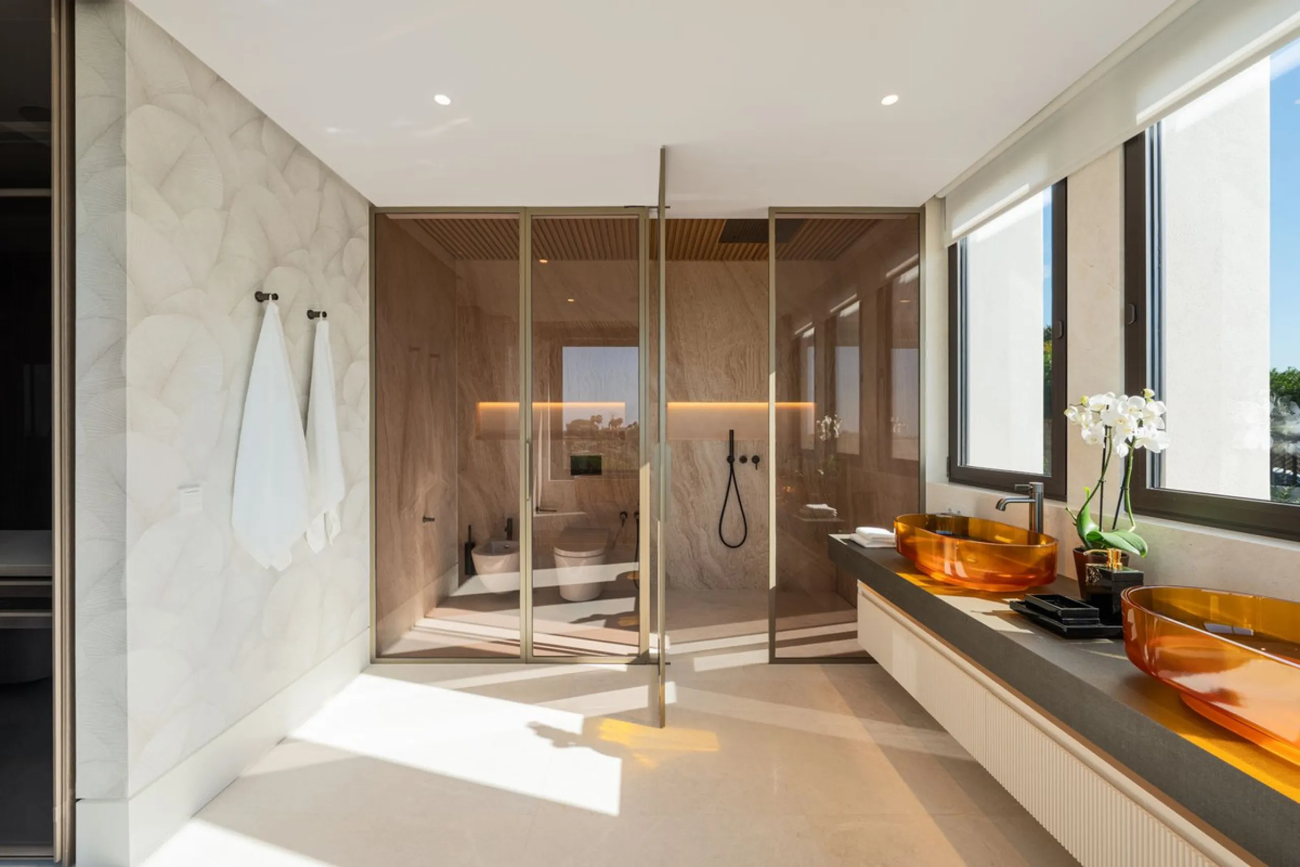 Zeitgenössische Designervilla mit Spa im Marbella Hill Club