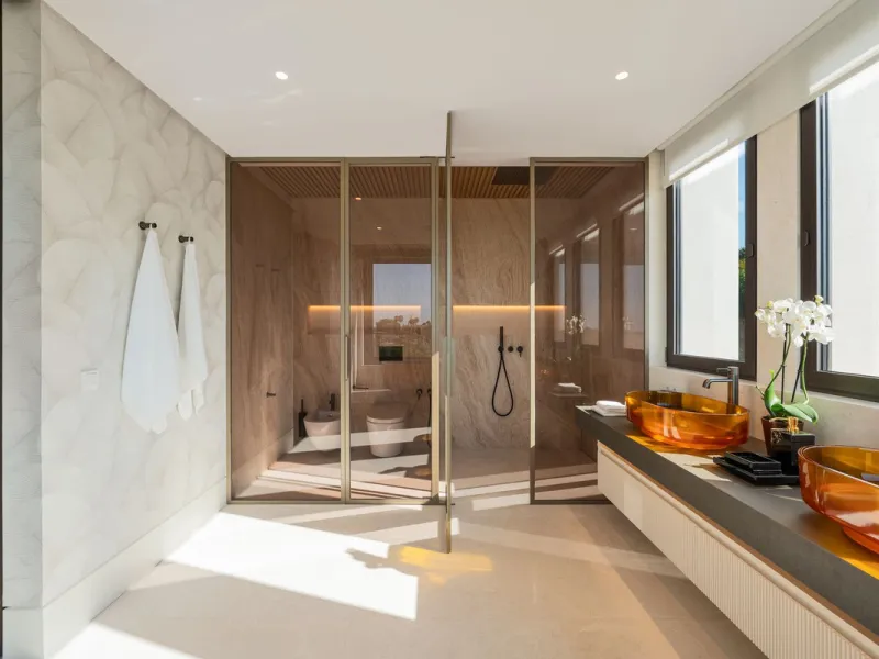 Zeitgenössische Designervilla mit Spa im Marbella Hill Club