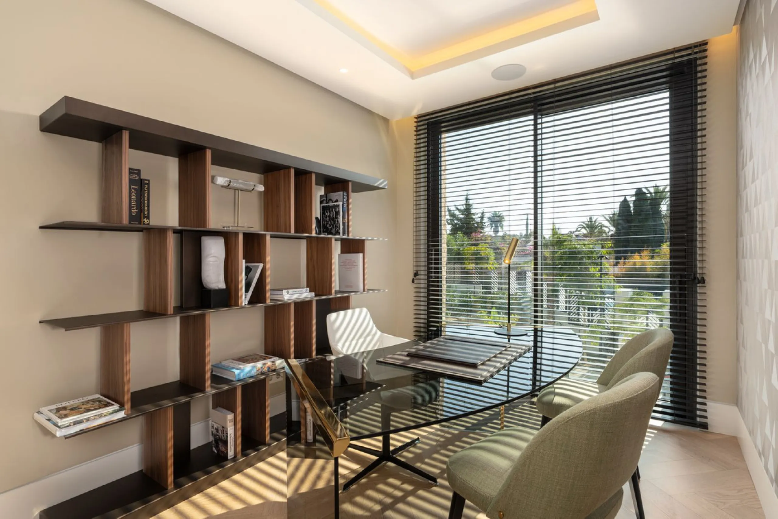 Zeitgenössische Designervilla mit Spa im Marbella Hill Club
