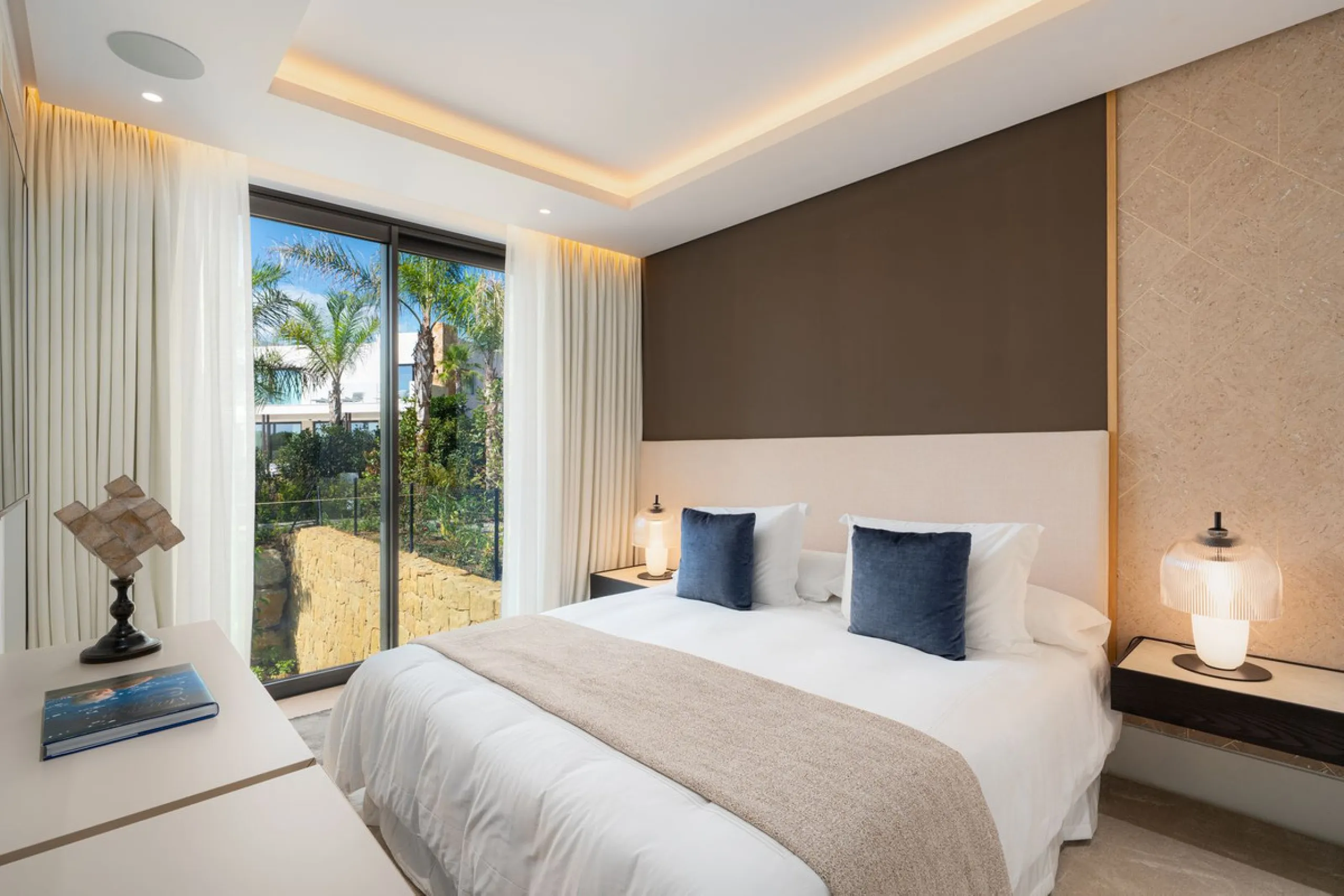 Zeitgenössische Designervilla mit Spa im Marbella Hill Club