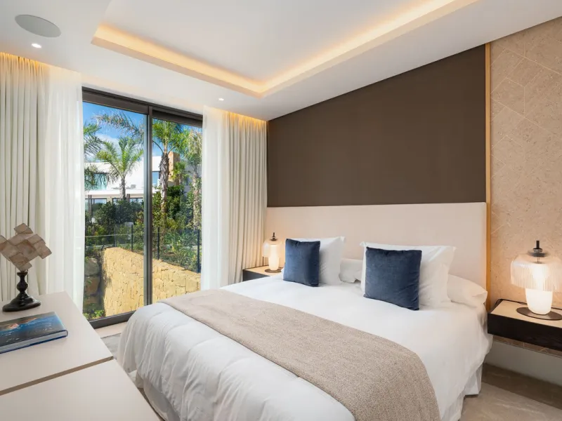 Zeitgenössische Designervilla mit Spa im Marbella Hill Club