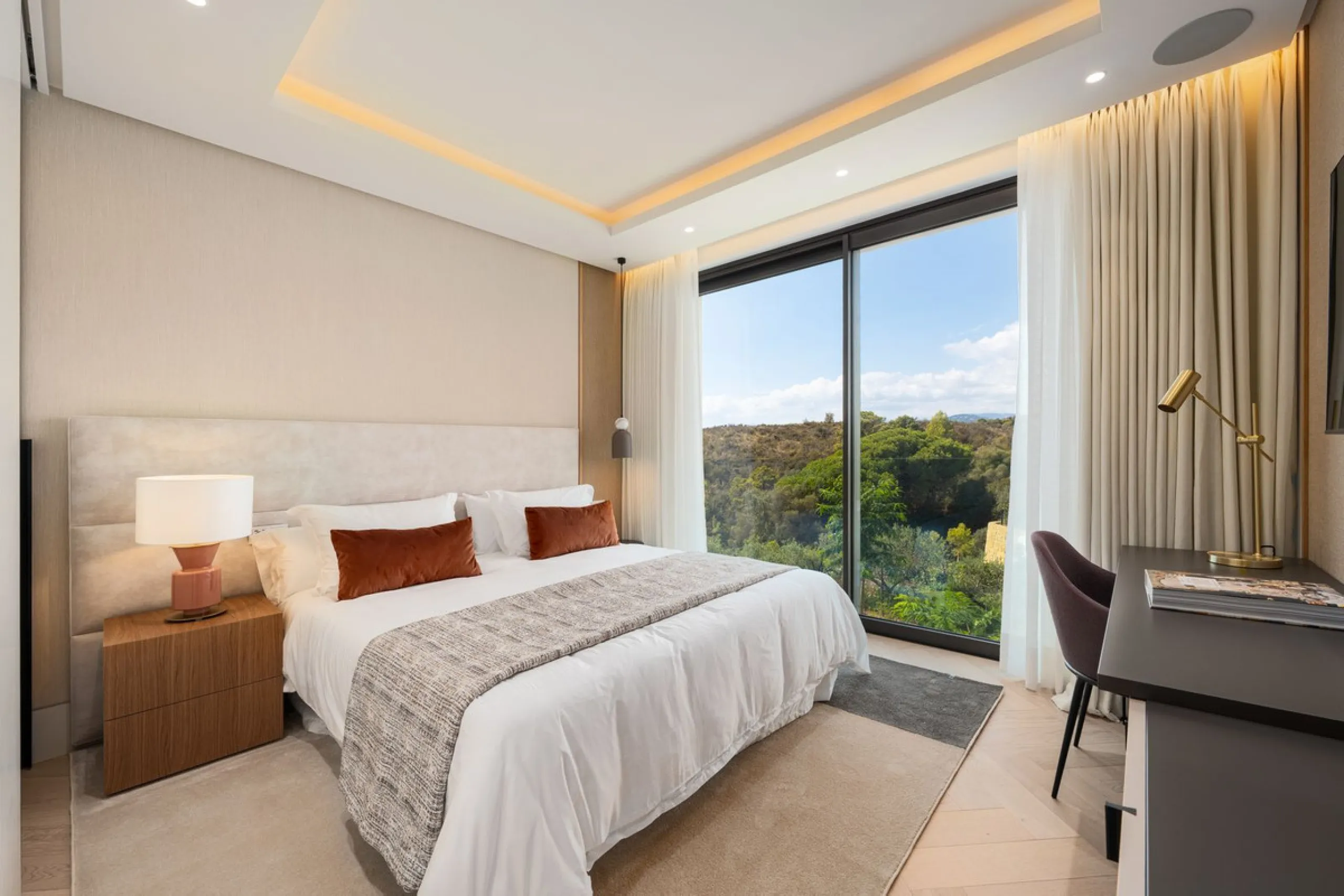 Zeitgenössische Designervilla mit Spa im Marbella Hill Club