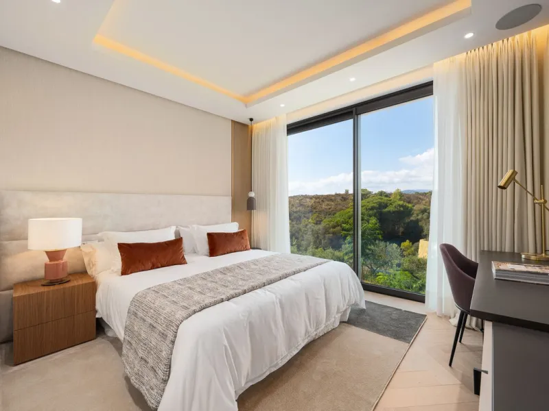 Zeitgenössische Designervilla mit Spa im Marbella Hill Club