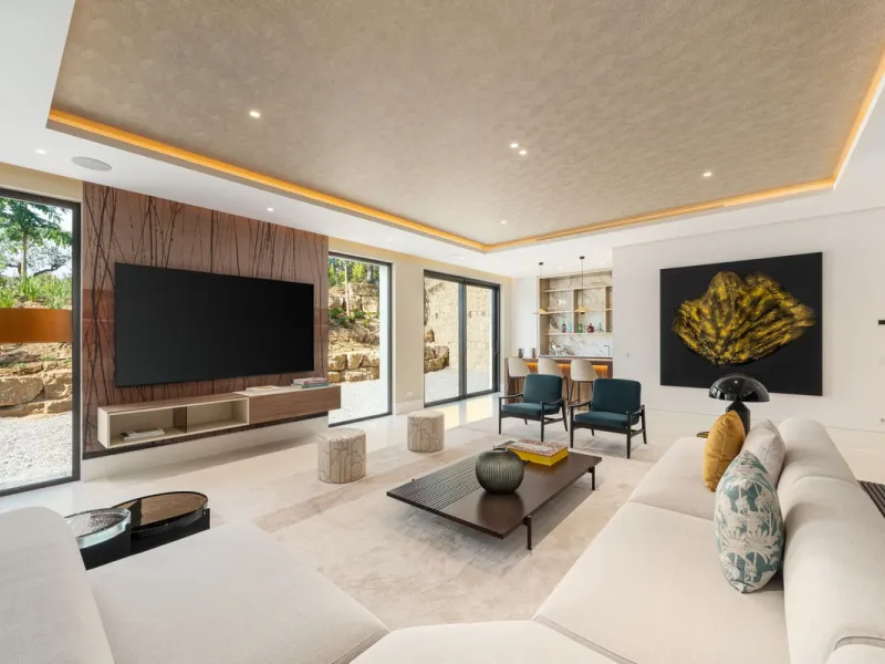 Zeitgenössische Designervilla mit Spa im Marbella Hill Club