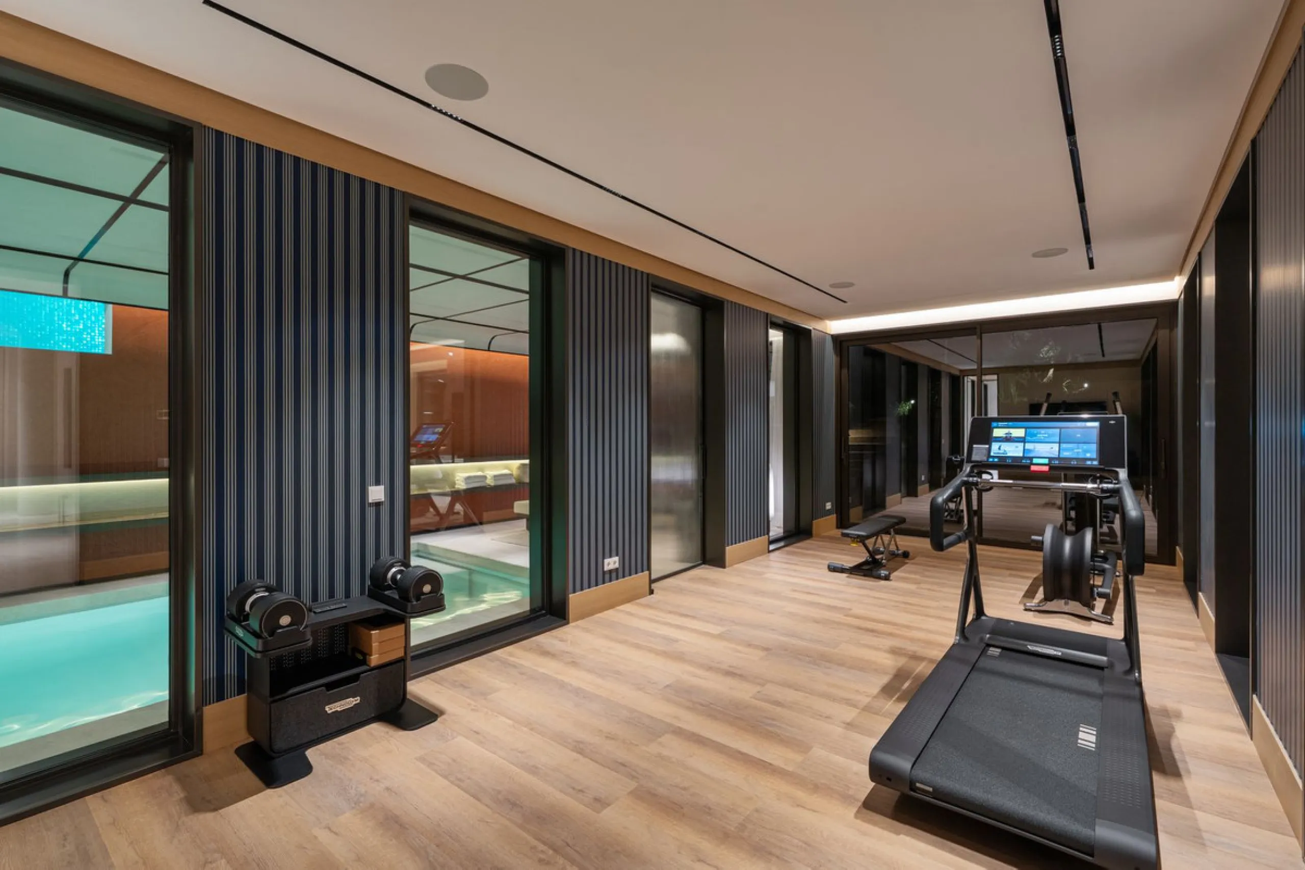 Zeitgenössische Designervilla mit Spa im Marbella Hill Club