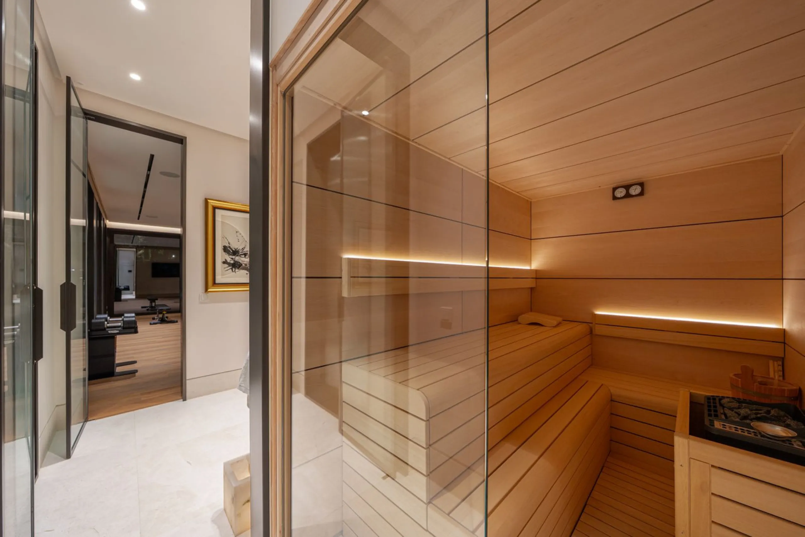 Zeitgenössische Designervilla mit Spa im Marbella Hill Club