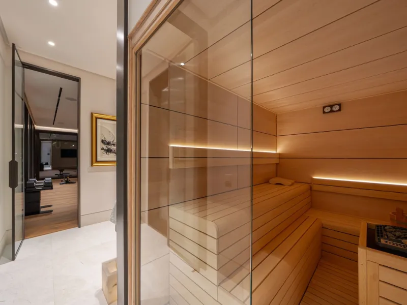 Zeitgenössische Designervilla mit Spa im Marbella Hill Club