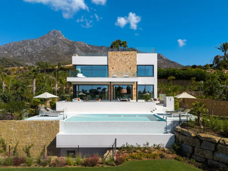 Zeitgenössische Designervilla mit Spa im Marbella Hill Club