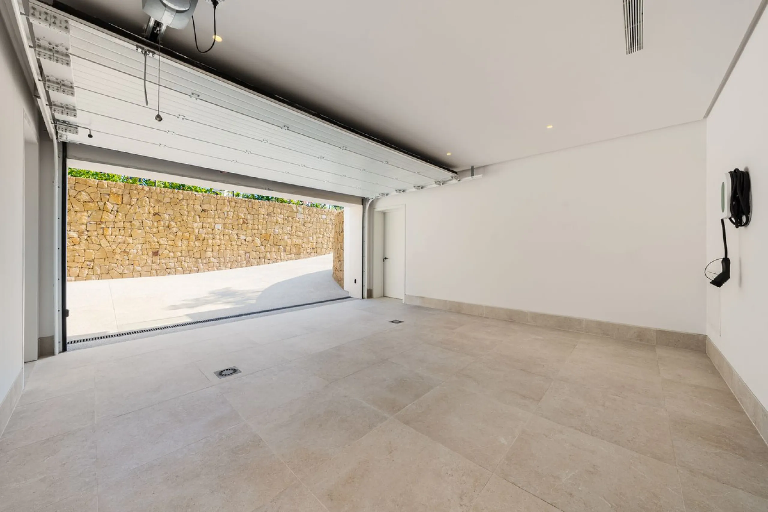 Zeitgenössische Designervilla mit Spa im Marbella Hill Club