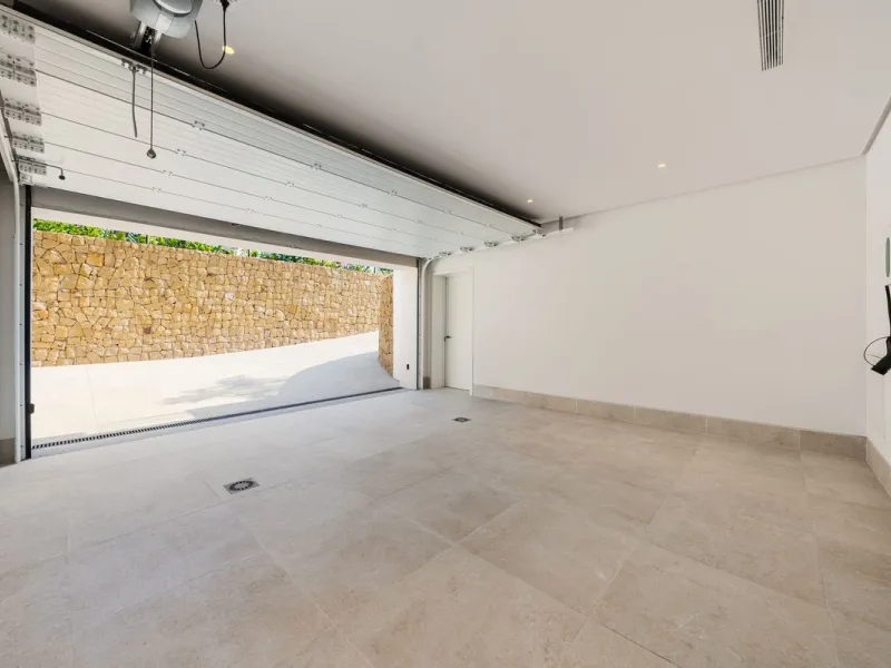 Zeitgenössische Designervilla mit Spa im Marbella Hill Club