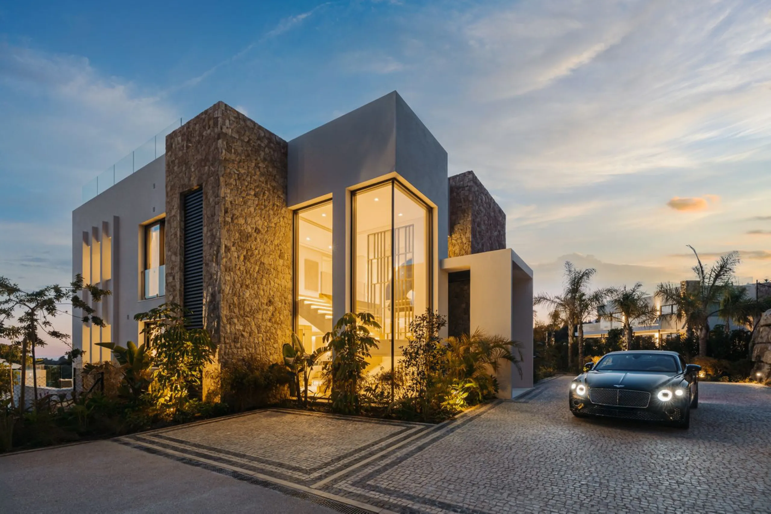 Zeitgenössische Designervilla mit Spa im Marbella Hill Club