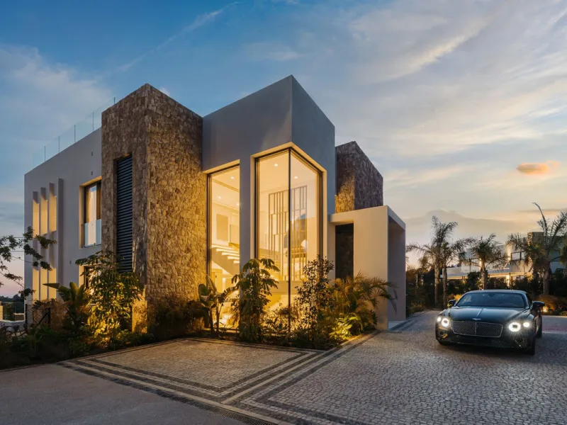 Zeitgenössische Designervilla mit Spa im Marbella Hill Club
