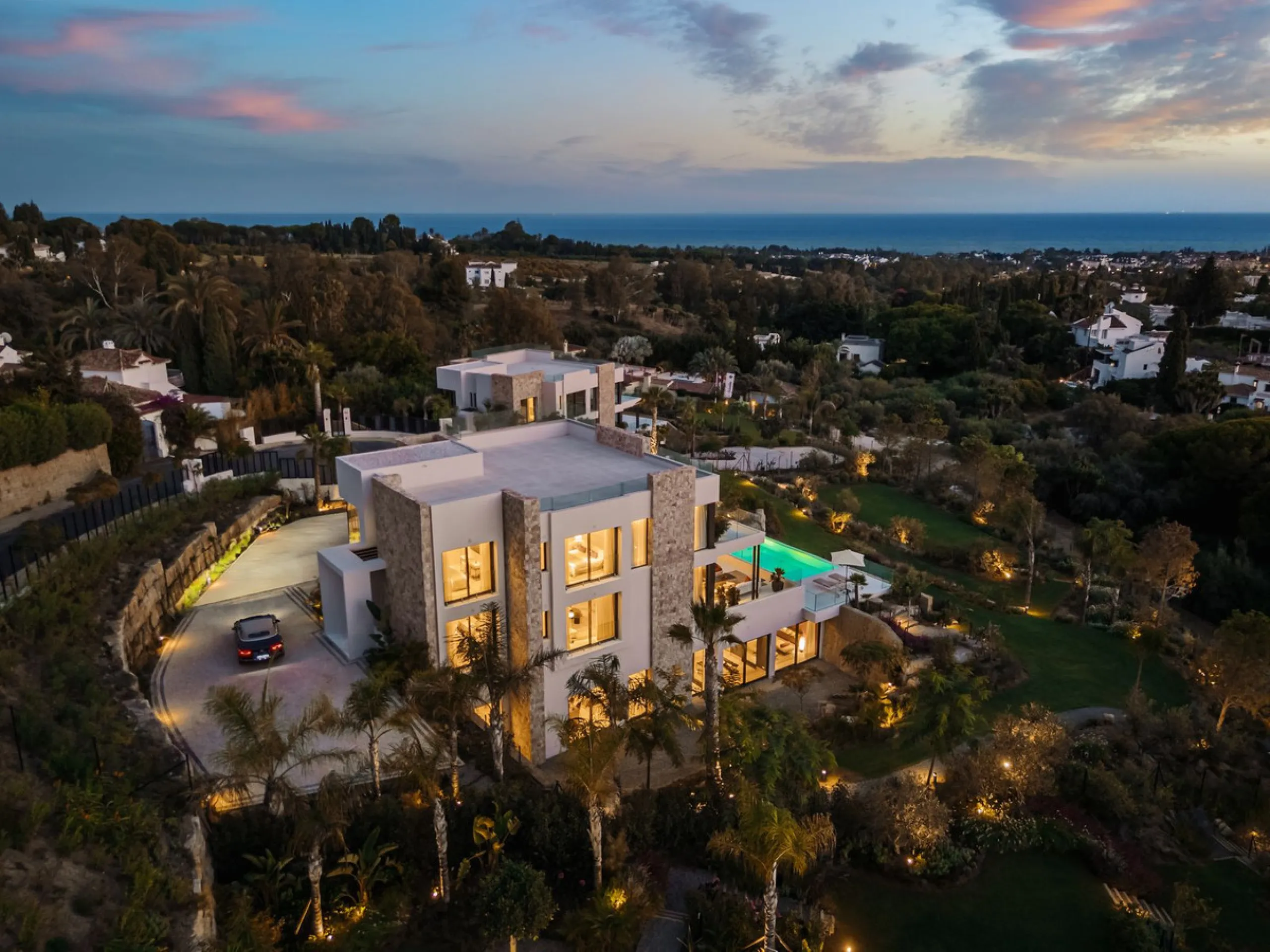Zeitgenössische Designervilla mit Spa im Marbella Hill Club