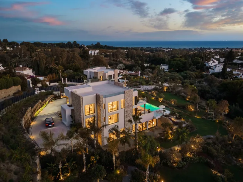 Zeitgenössische Designervilla mit Spa im Marbella Hill Club