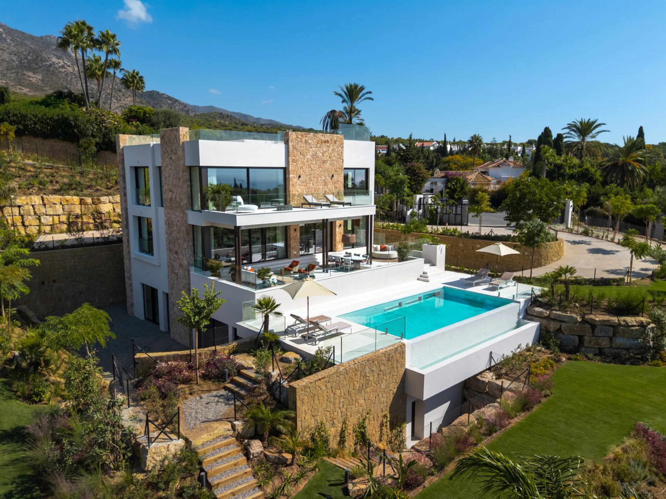 Zeitgenössische Designervilla mit Spa im Marbella Hill Club