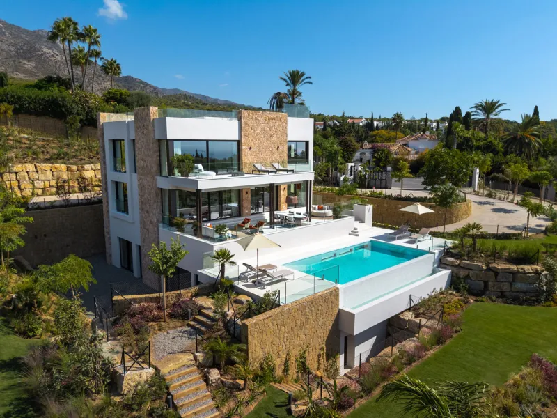 Zeitgenössische Designervilla mit Spa im Marbella Hill Club