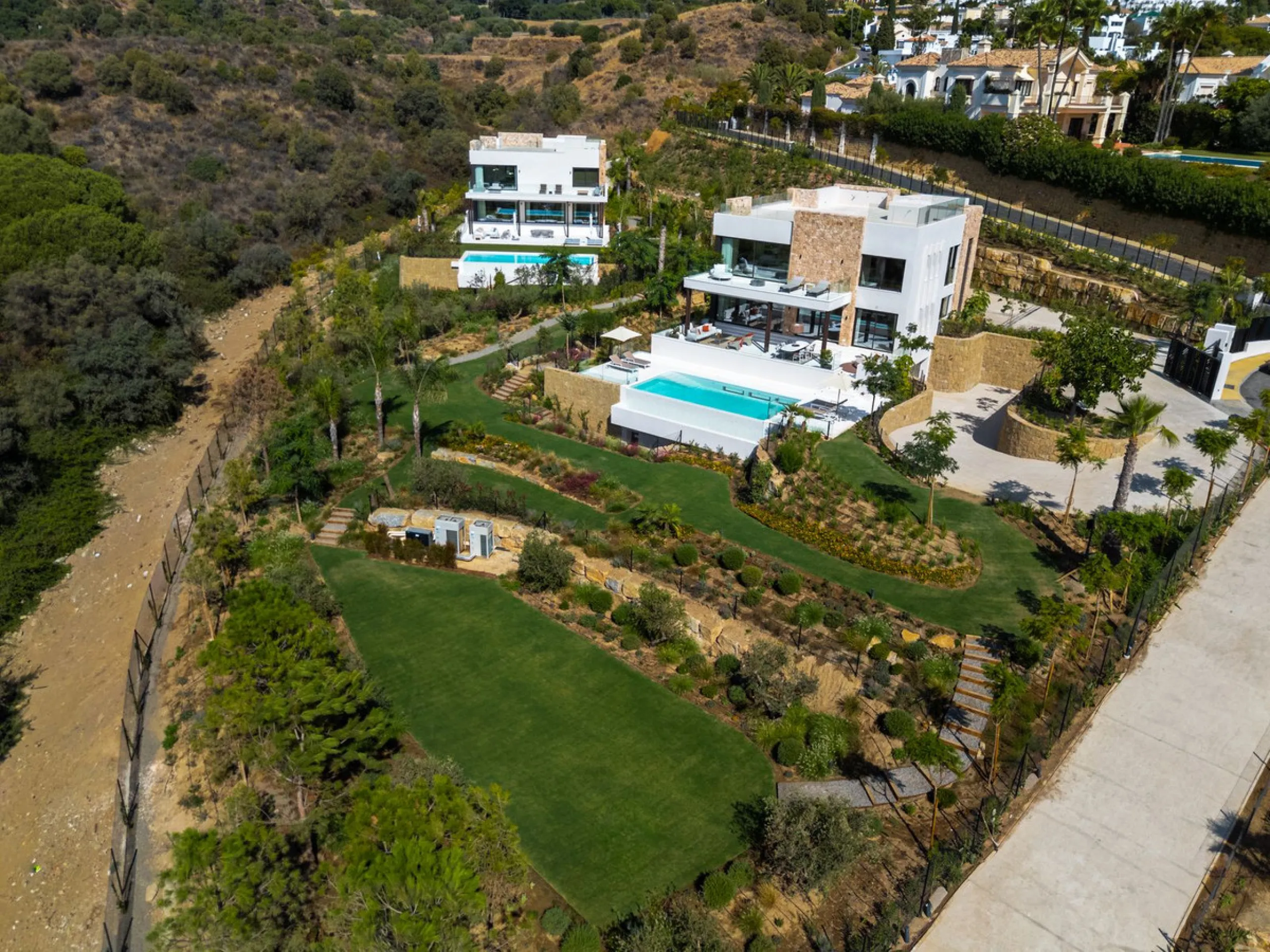 Zeitgenössische Designervilla mit Spa im Marbella Hill Club