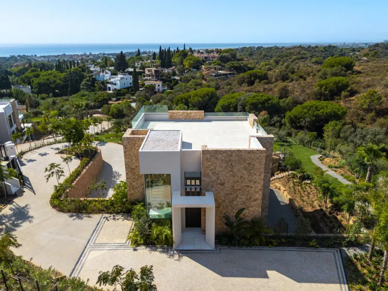 Zeitgenössische Designervilla mit Spa im Marbella Hill Club
